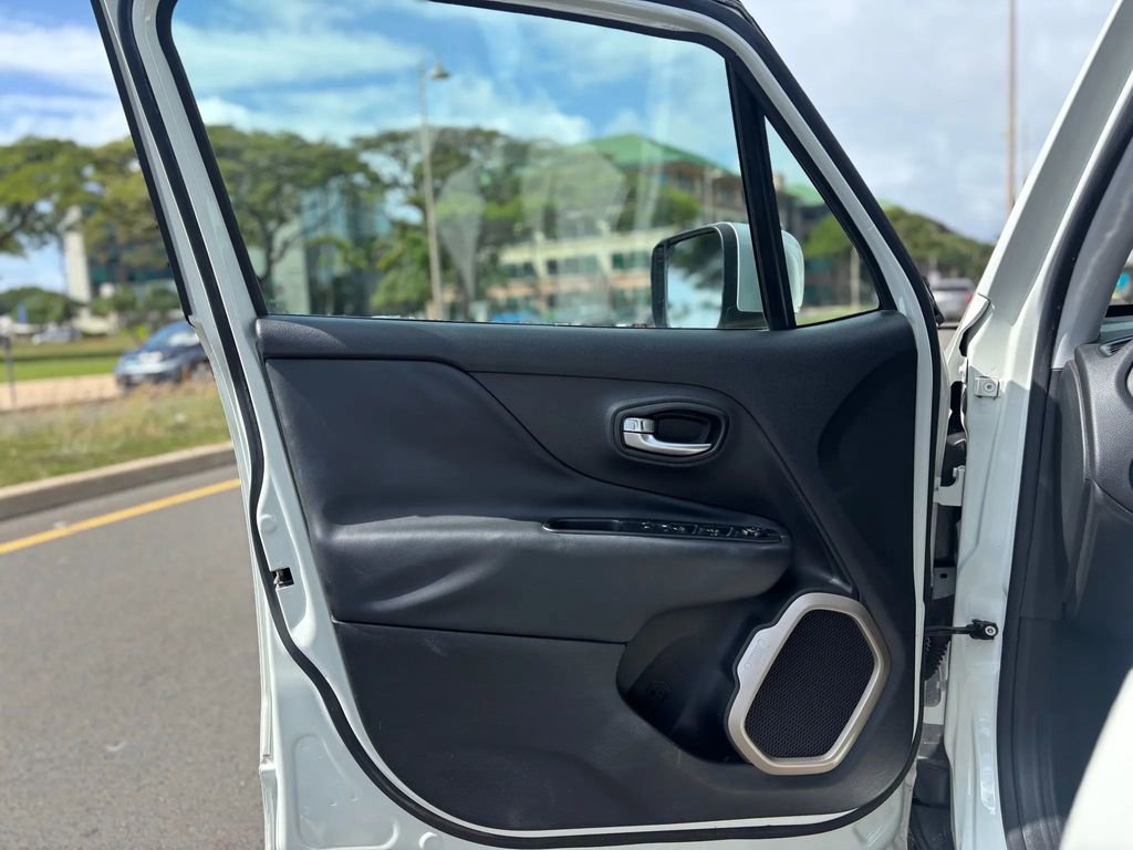 Used 2017 Jeep Renegade Limited image 14