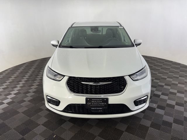 Used 2023 Chrysler Pacifica Touring-L FWD image 2