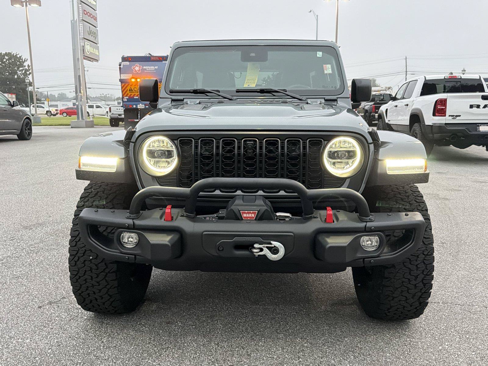 Used 2025 Jeep Wrangler Unlimited Rubicon AWD/4WD image 3