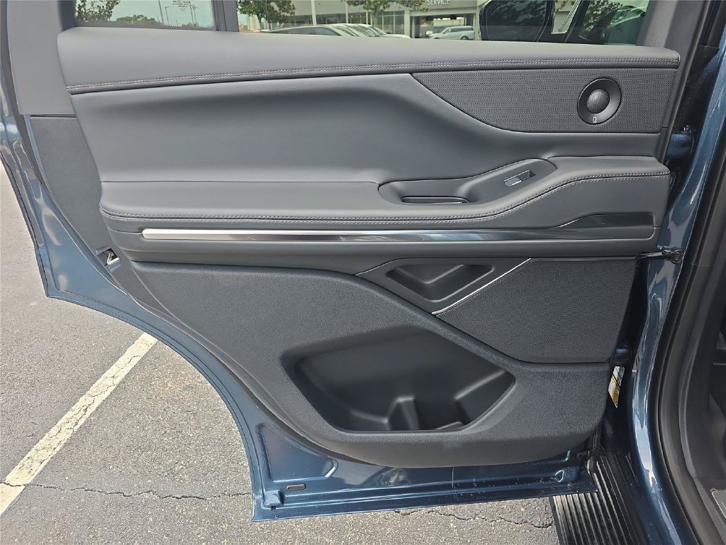 New 2027 Lincoln Navigator Premiere RWD image 10