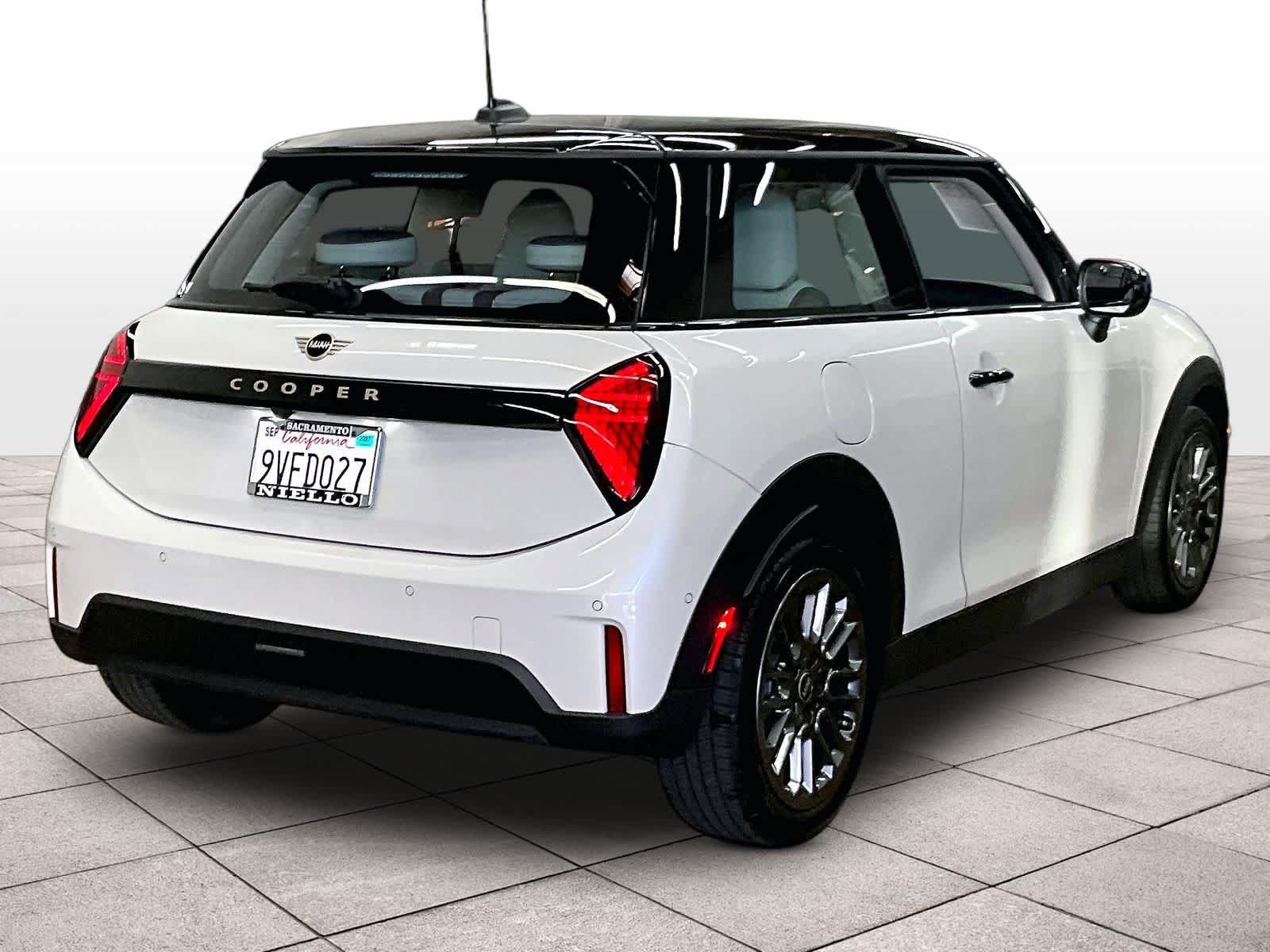 Used 2025 MINI Cooper 2-Door Hardtop FWD image 17