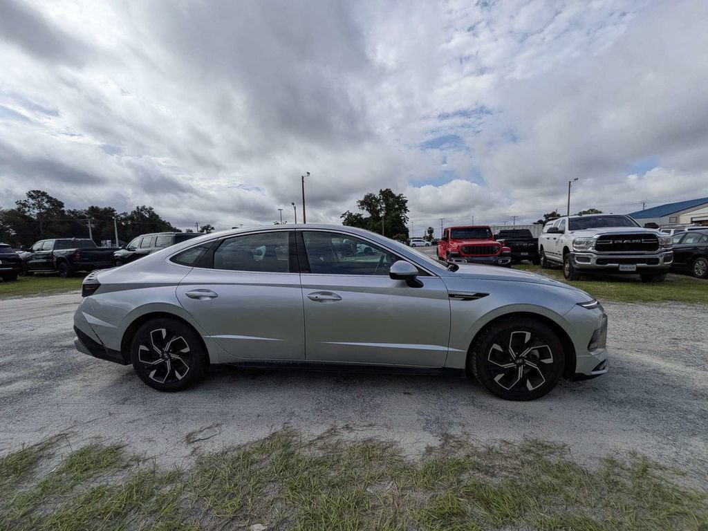 Used 2025 Hyundai Sonata SEL FWD image 2