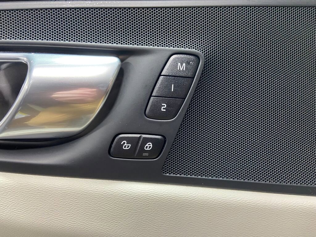 Used 2023 Volvo XC60 B5 Plus image 19