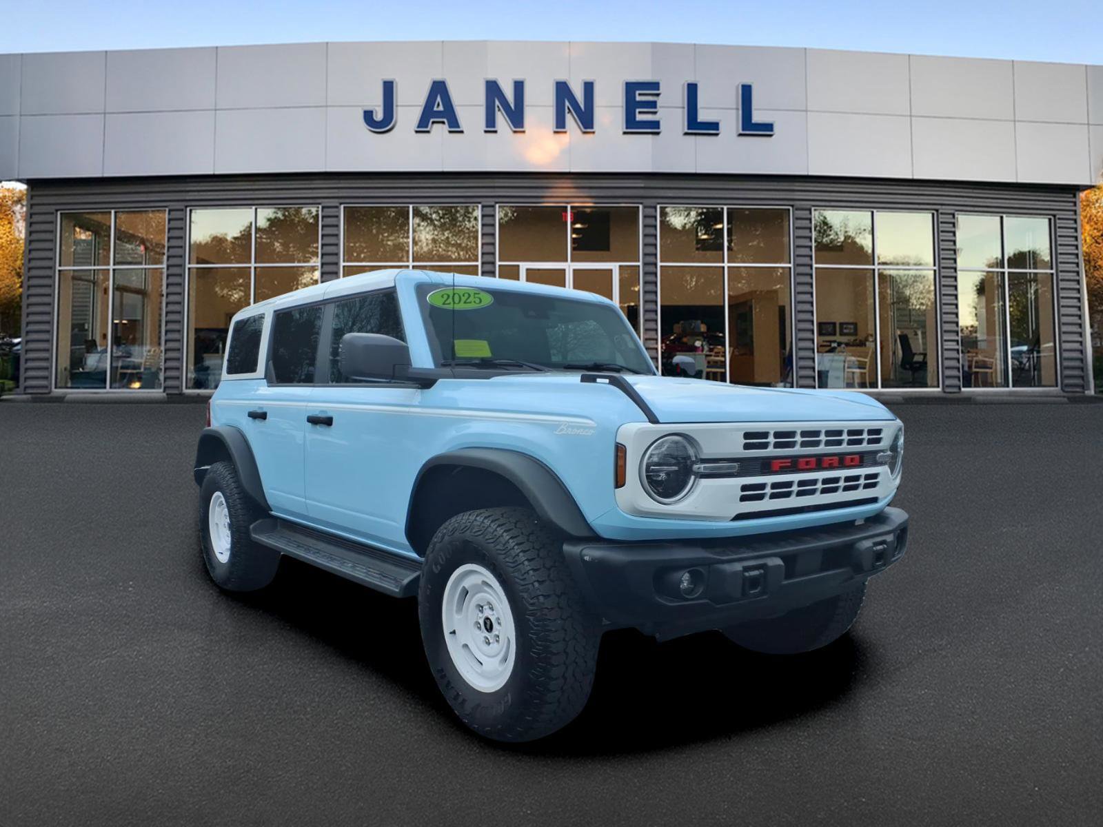 Used 2025 Ford Bronco Heritage Edition AWD/4WD image 3