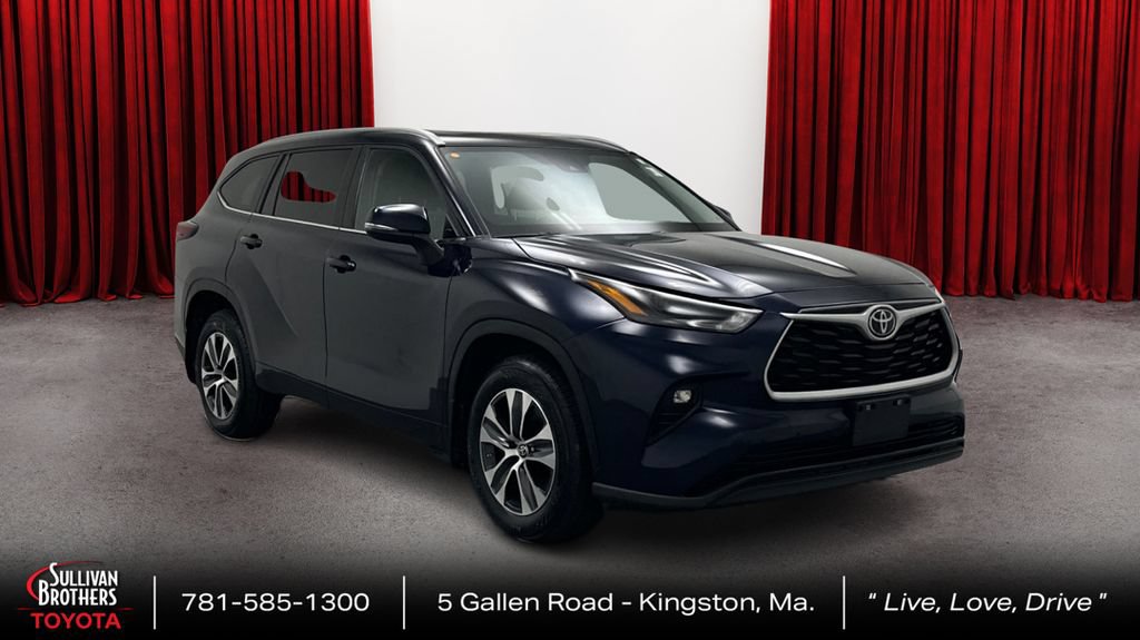 Used 2024 Toyota Highlander XLE AWD/4WD image 3