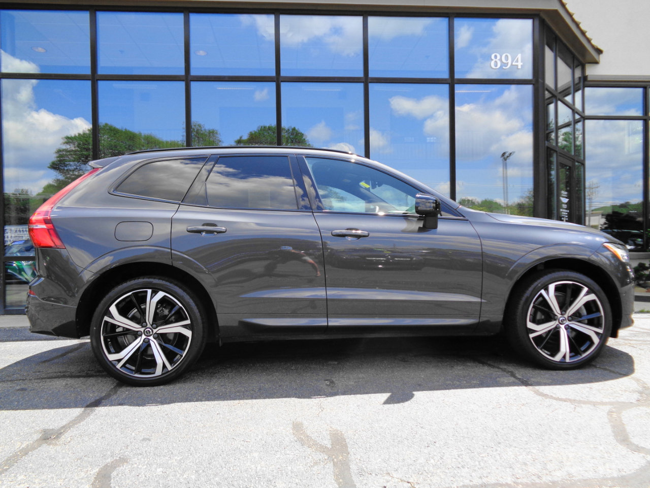 Used 2022 Volvo XC60 B6 R-Design image 4