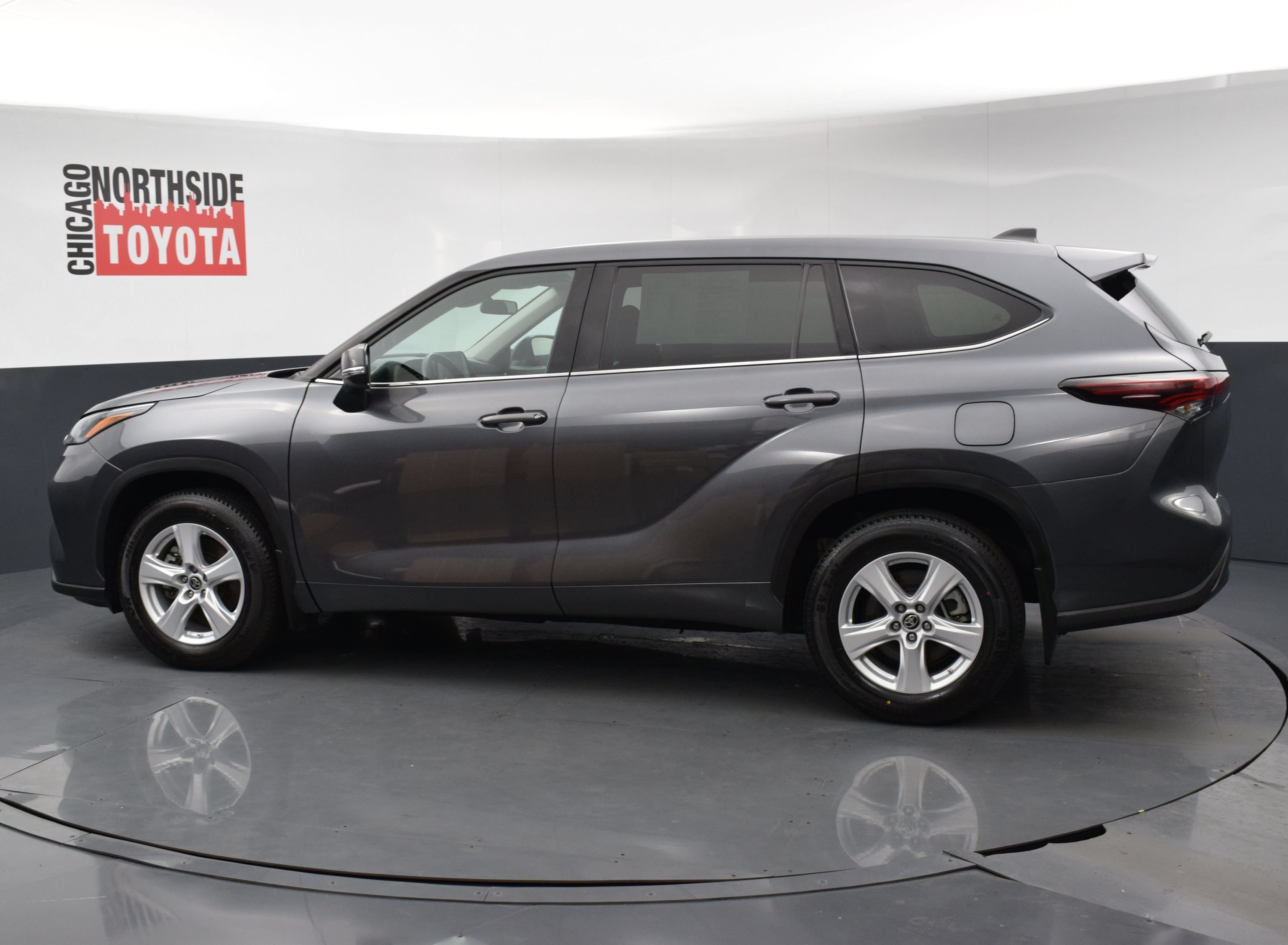 Used 2024 Toyota Highlander LE AWD/4WD image 2