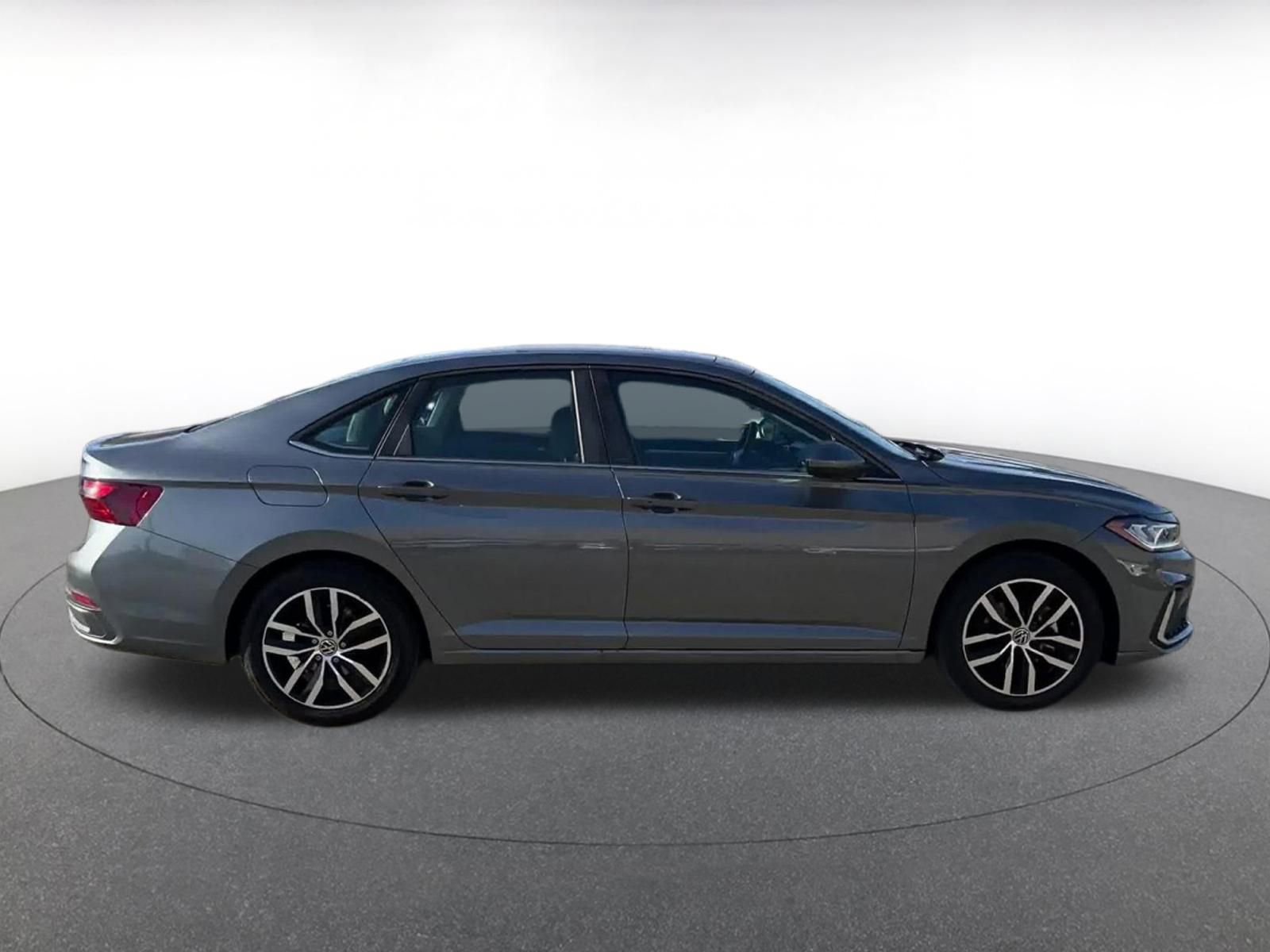Used 2025 Volkswagen Jetta SE image 16