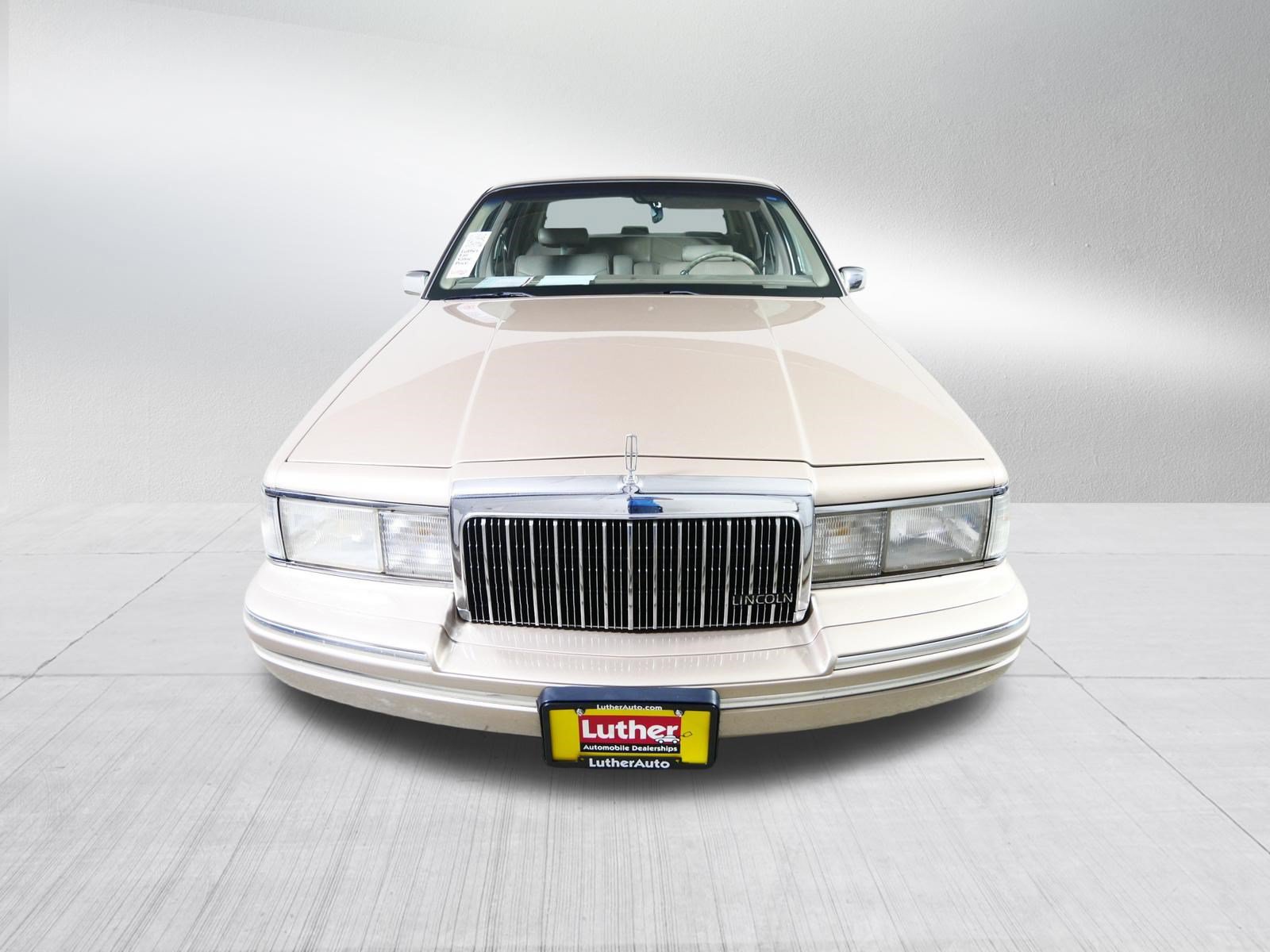 Used 1993 Lincoln Town Car Signature RWD image 2