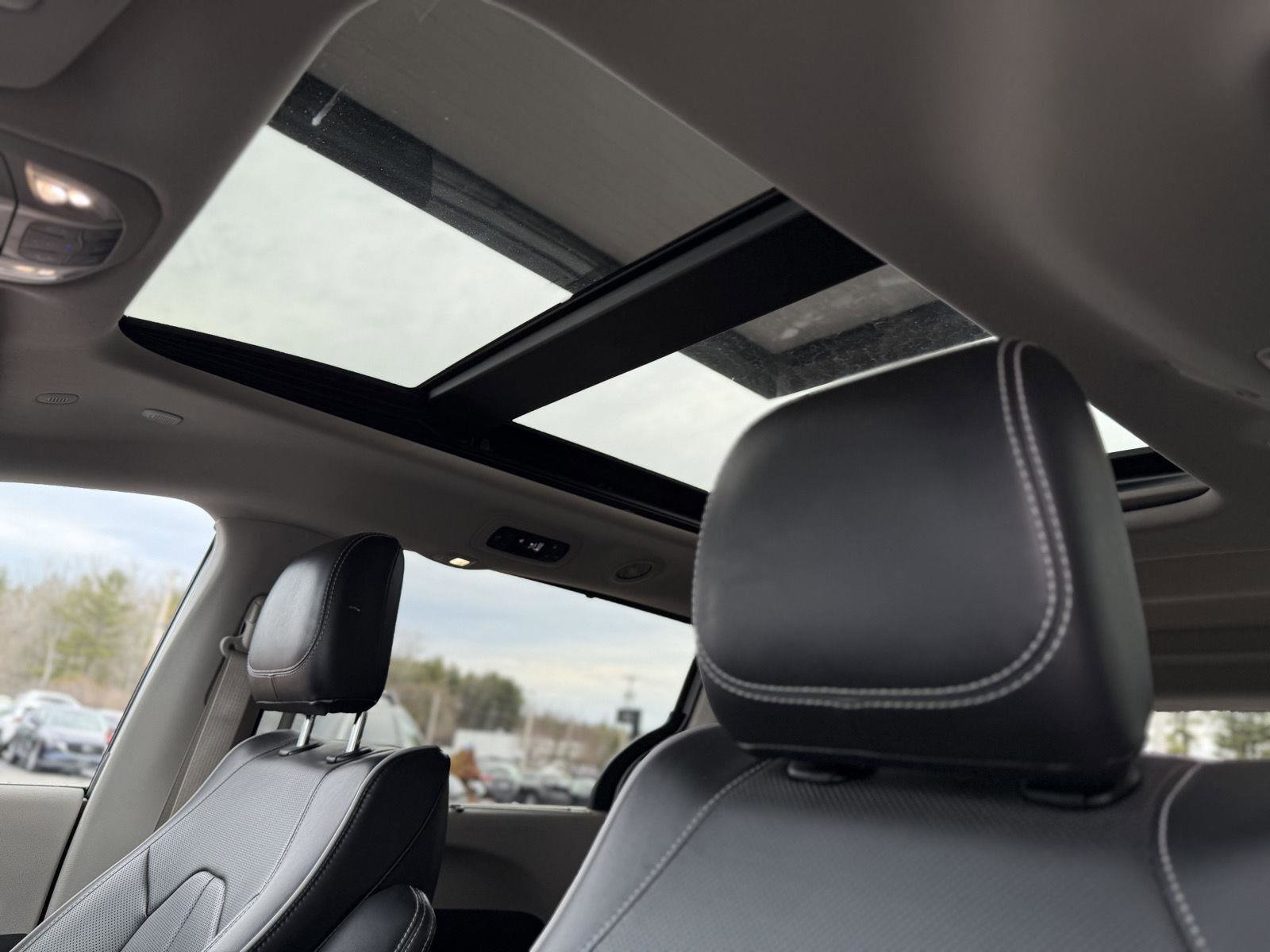 Used 2024 Chrysler Pacifica Limited image 23