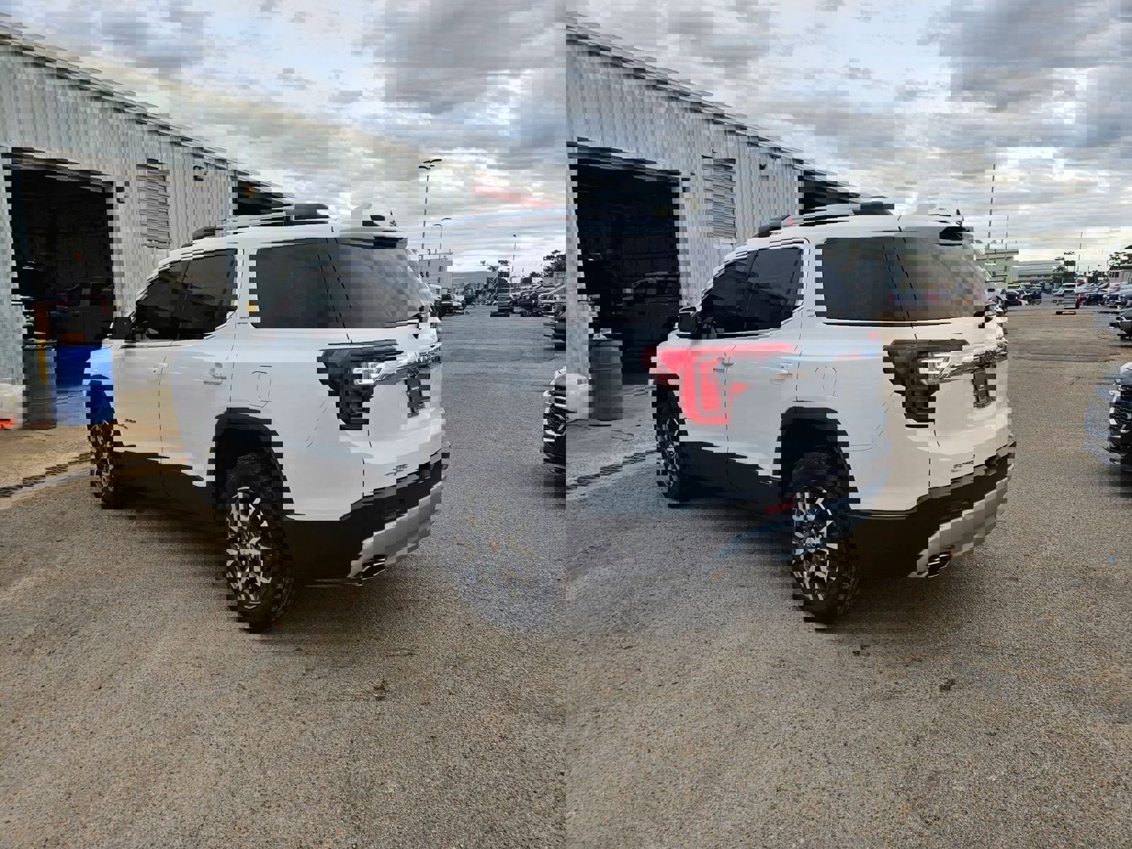 Used 2021 GMC Acadia SLE w/ Driver Convenience Package FWD image 3