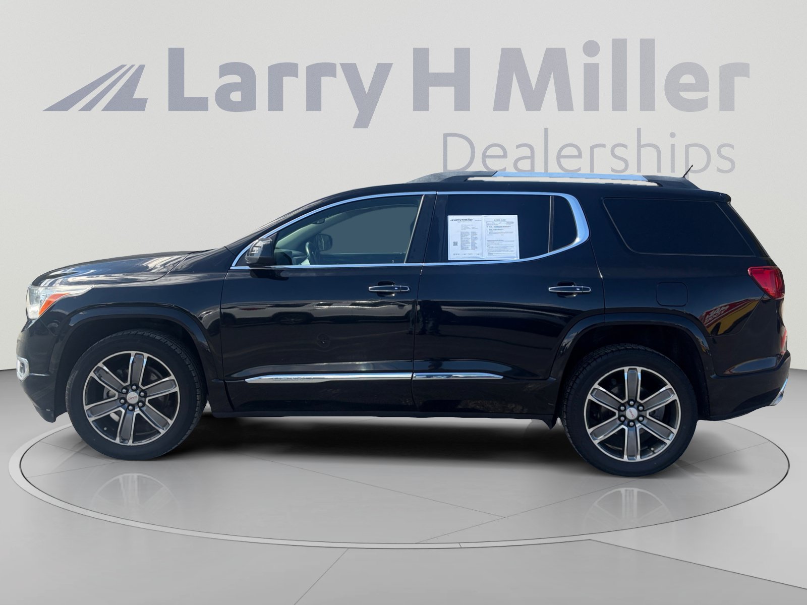 Used 2017 GMC Acadia Denali w/ Technology Package FWD image 2