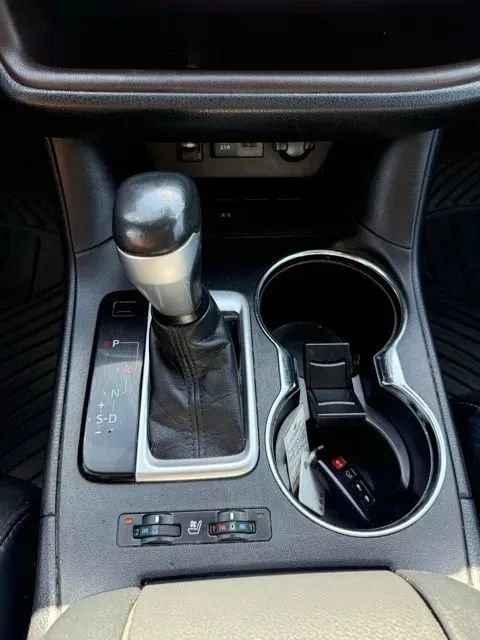Used 2017 Toyota Highlander Limited Platinum w/ Carpet Mat Package FWD image 29