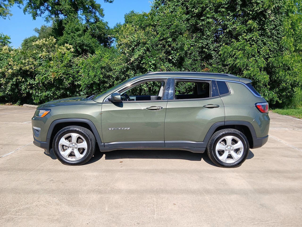 Used 2017 Jeep Compass Latitude w/ Popular Equipment Group FWD image 4
