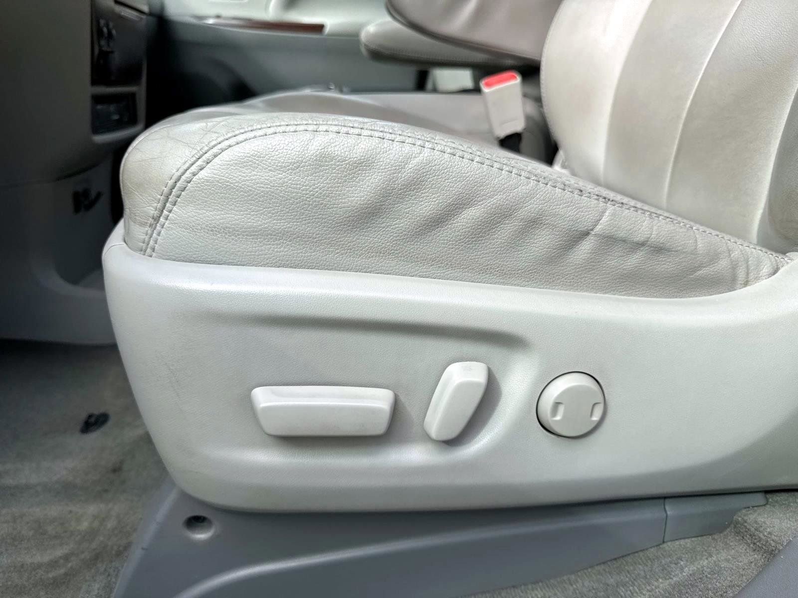 Used 2014 Toyota Sienna XLE image 10