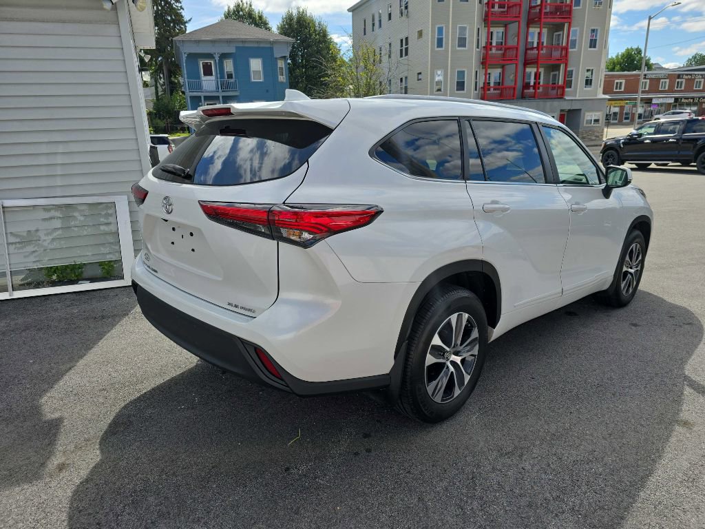 Used 2023 Toyota Highlander XLE image 7