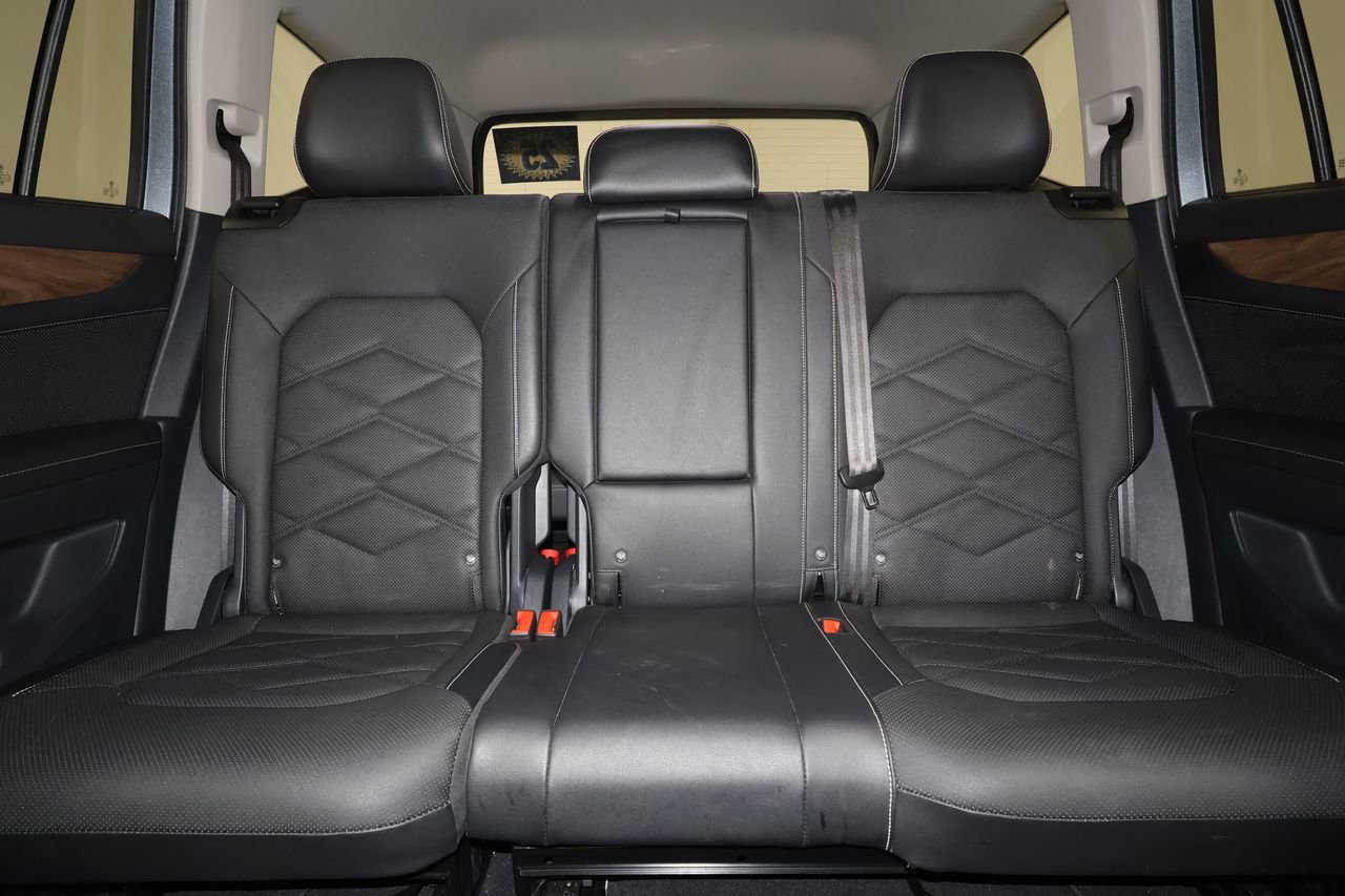 Used 2025 Volkswagen Atlas SE image 30