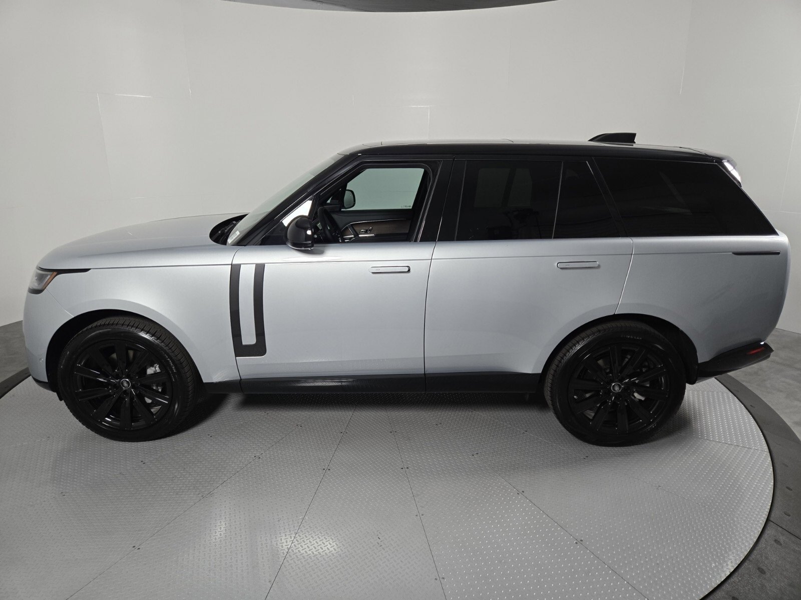New 2025 Land Rover Range Rover SE image 6