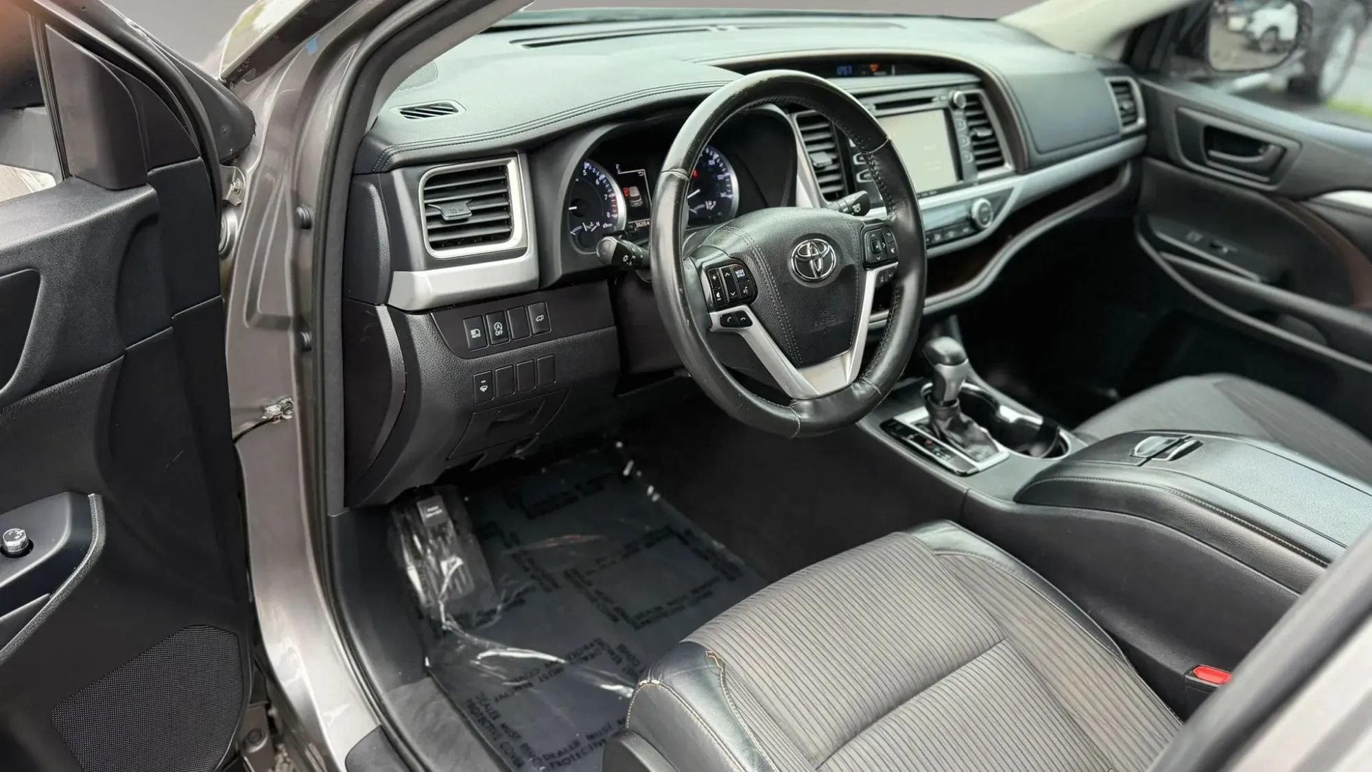 Used 2017 Toyota Highlander Plus AWD/4WD image 12