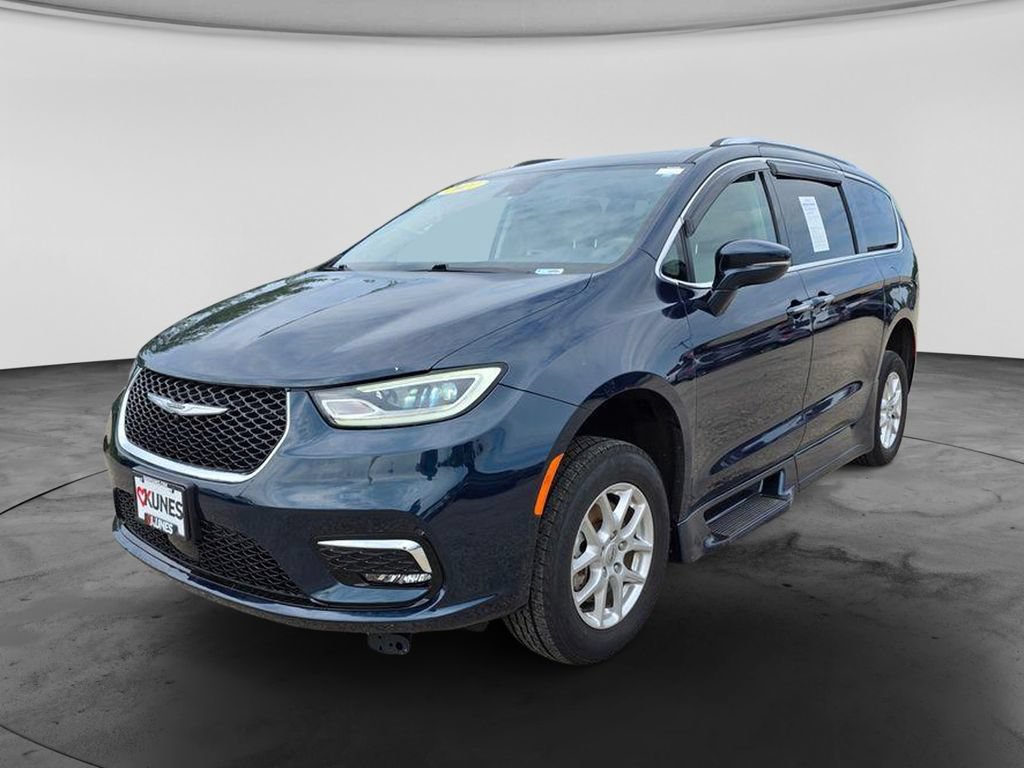 Used 2021 Chrysler Pacifica Touring-L w/ Uconnect Theater Family Group FWD image 4
