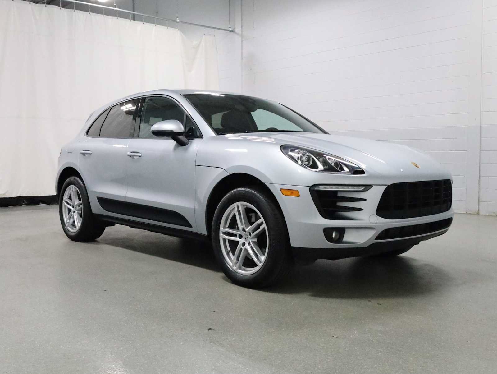 Used 2018 Porsche Macan AWD/4WD image 13