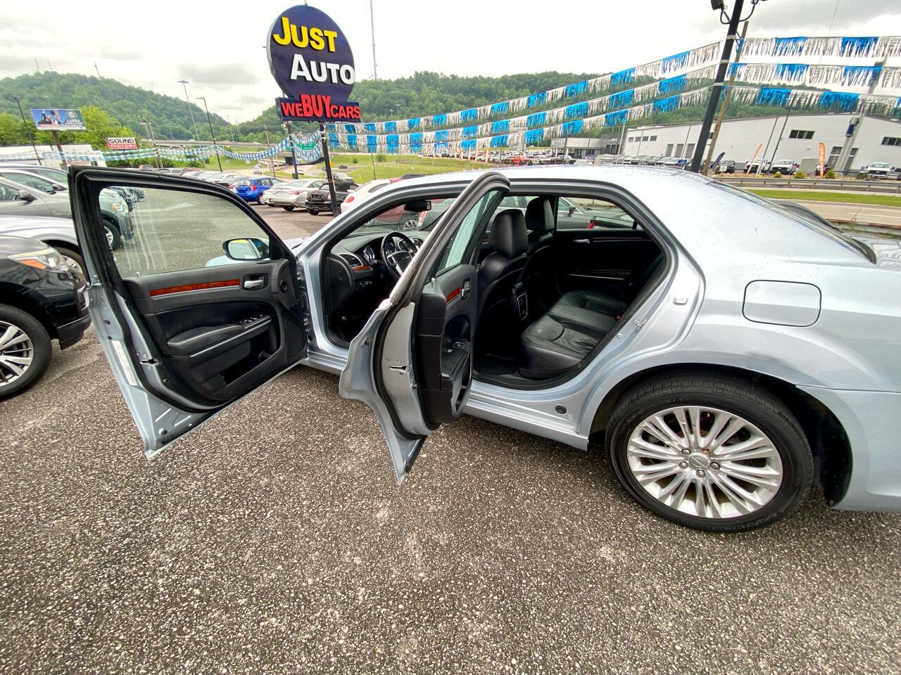 Used 2013 Chrysler 300 AWD w/ Driver Convenience Group image 13