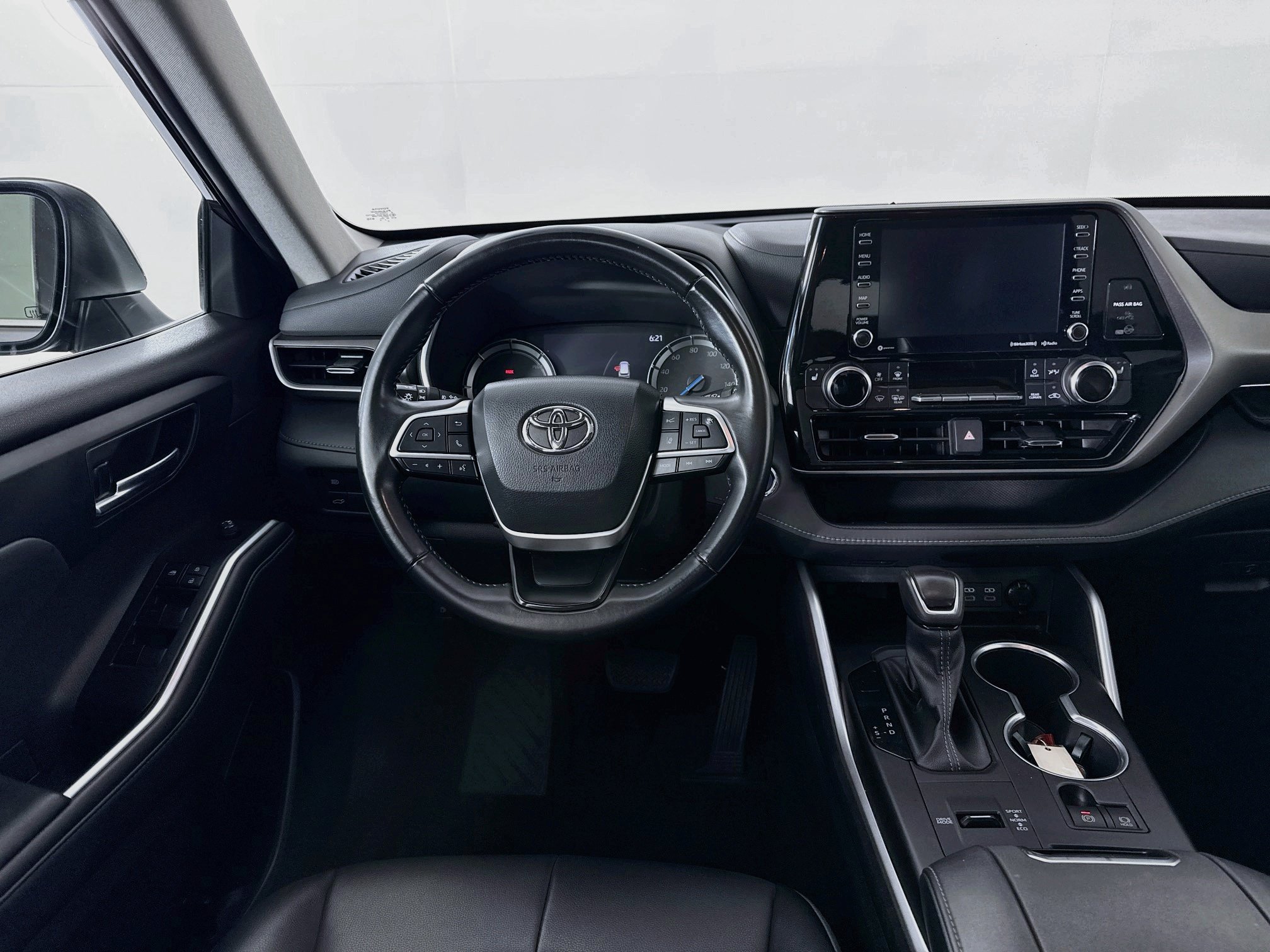 Used 2022 Toyota Highlander XLE AWD/4WD image 22