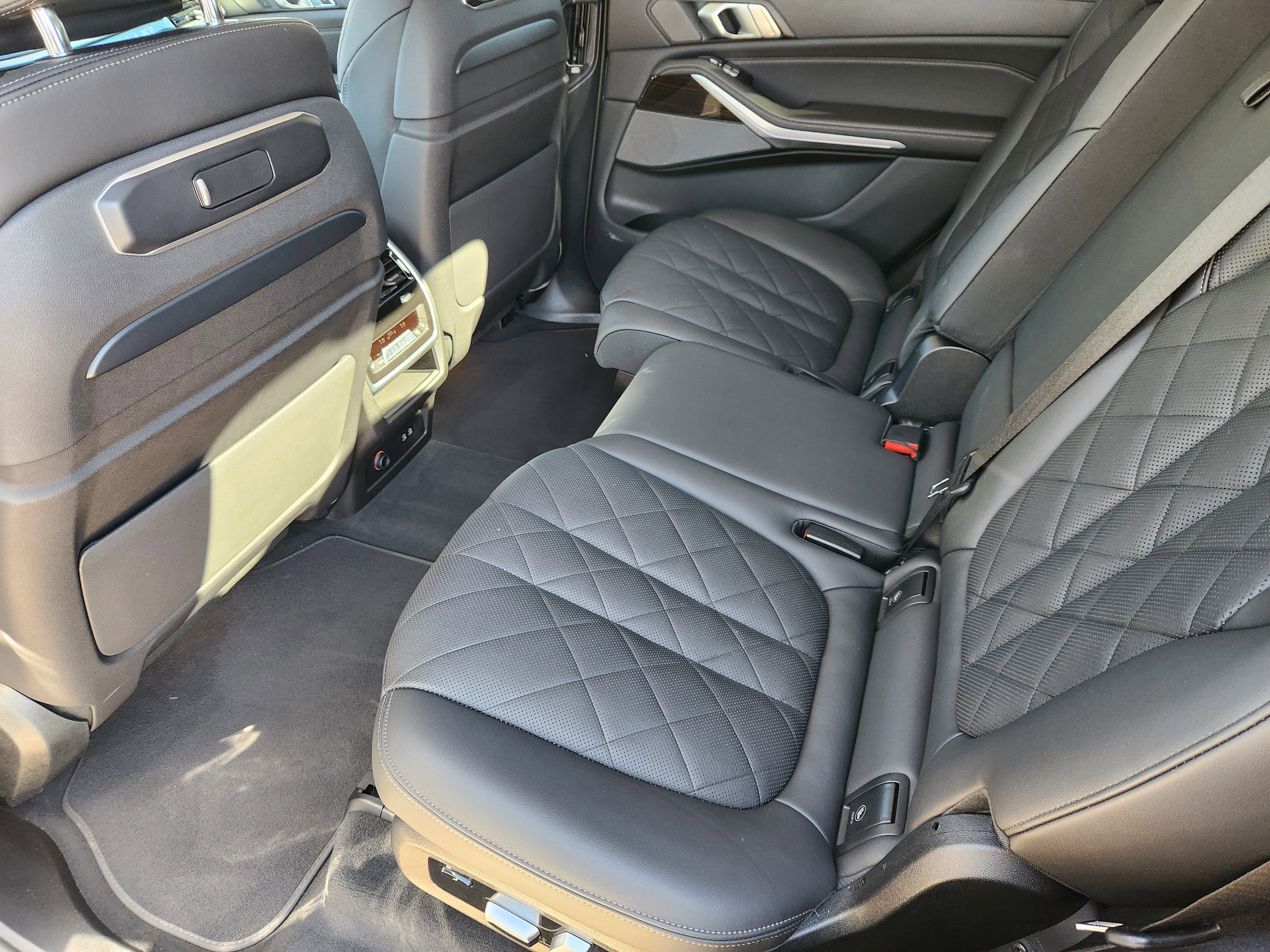 Used 2024 BMW X7 xDrive40i w/ Premium Package image 28