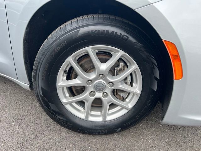 Used 2023 Chrysler Pacifica Touring-L FWD image 32