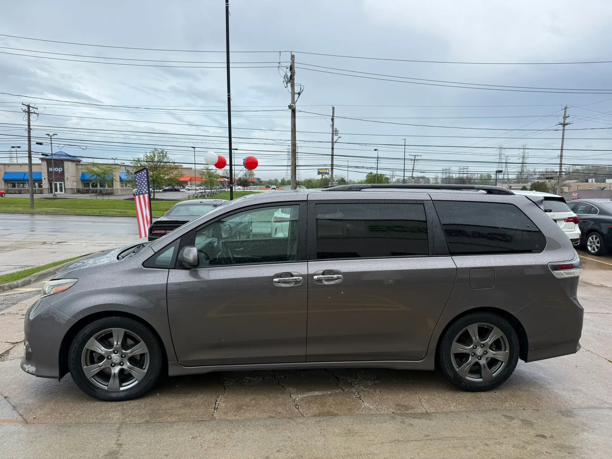 Used 2017 Toyota Sienna SE FWD image 7