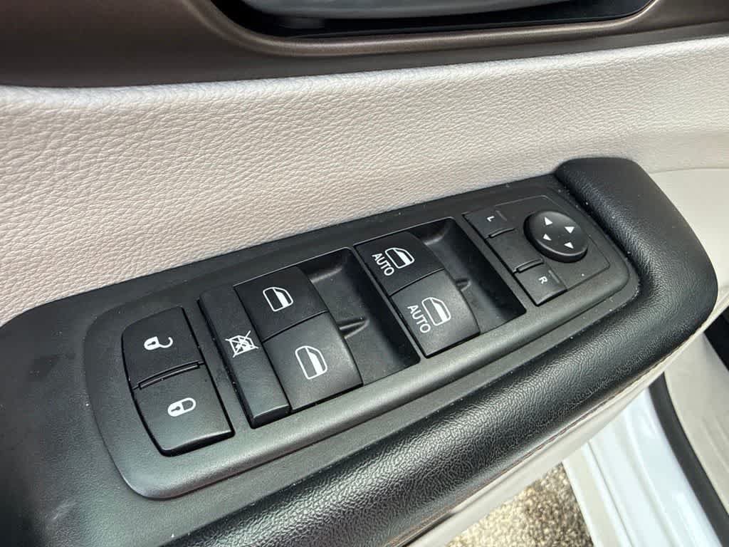 Used 2019 Chrysler Pacifica Touring-L FWD image 12