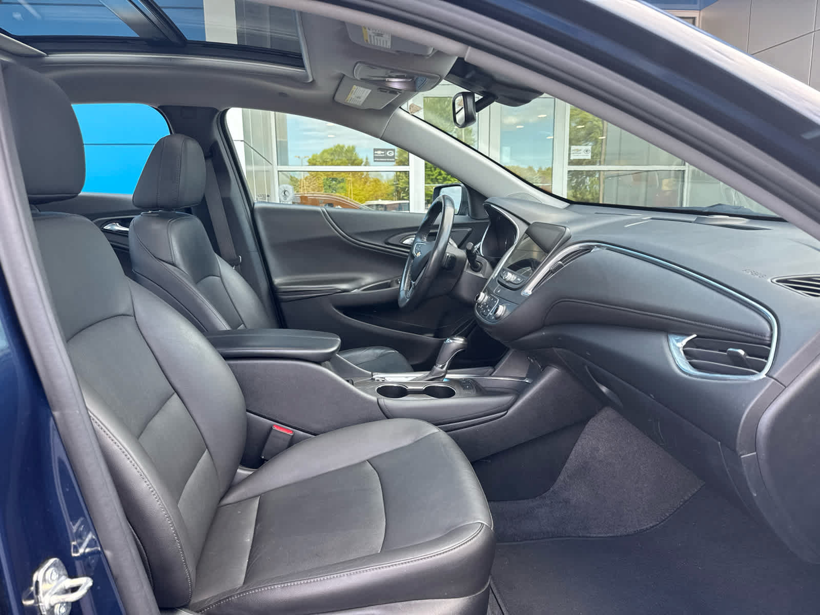 Used 2019 Chevrolet Malibu Hybrid w/ Leather Package FWD image 4