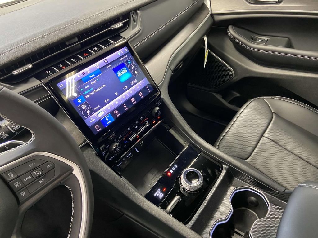 New 2025 Jeep Grand Cherokee L Limited w/ Luxury Tech Group II image 18