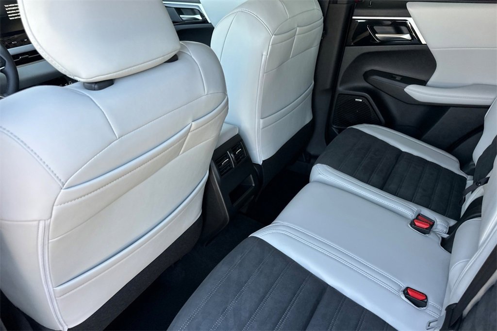 New 2025 Mitsubishi Outlander SE image 13