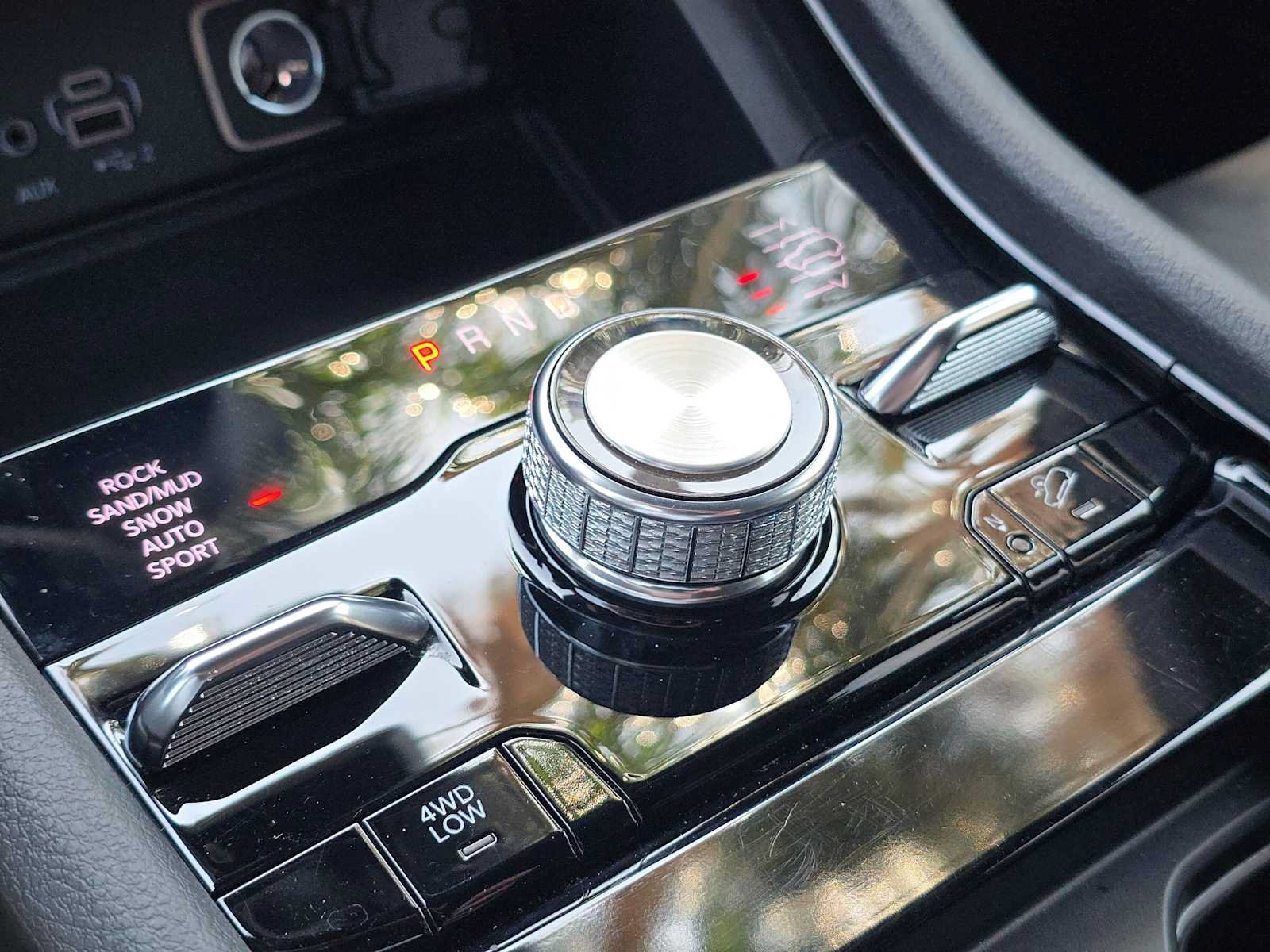 Used 2023 Jeep Grand Cherokee Overland w/ Luxury Tech Group IV AWD/4WD image 38