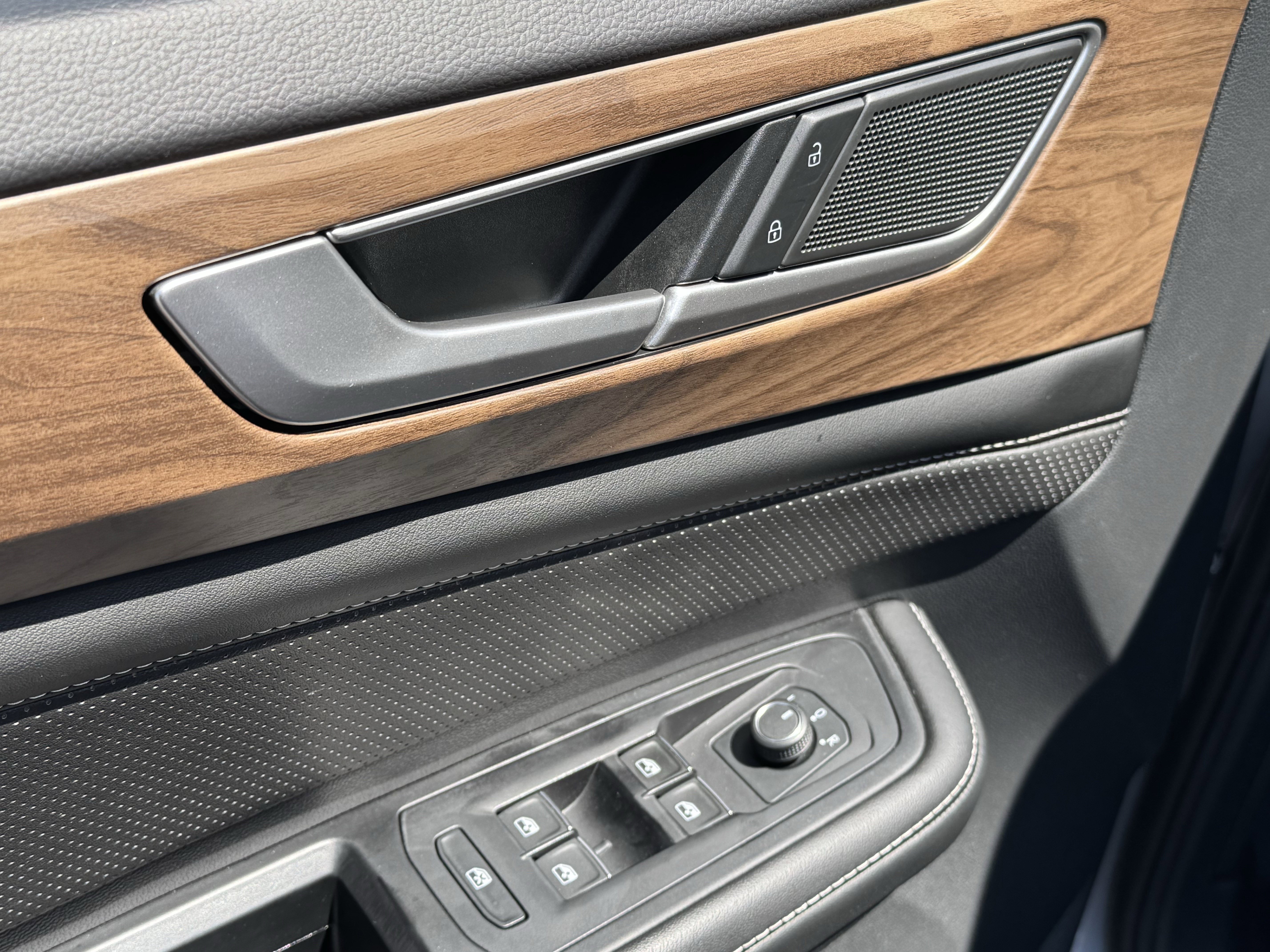 Certified 2024 Volkswagen Atlas SE FWD image 11