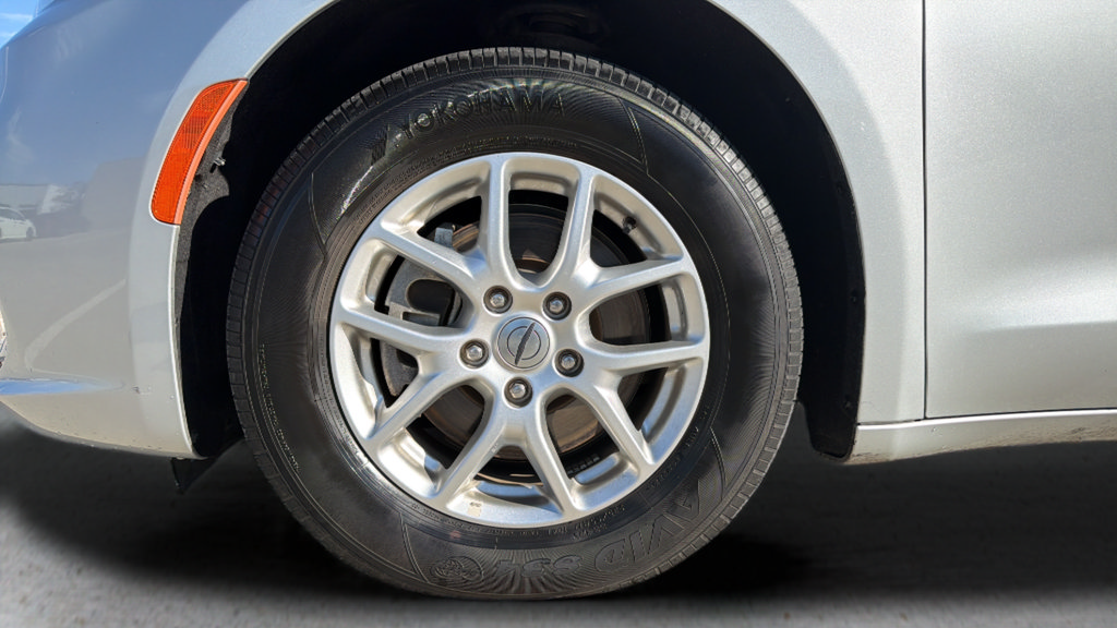 Used 2024 Chrysler Pacifica Touring-L FWD image 9