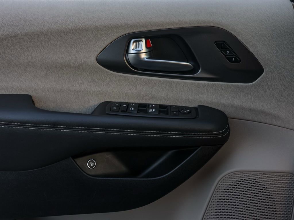 Used 2024 Chrysler Pacifica Select image 23