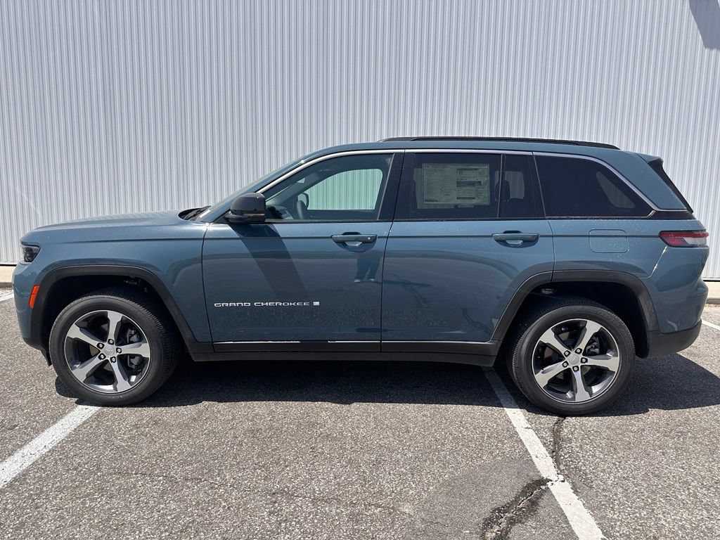 New 2026 Jeep Grand Cherokee Limited w/ Trailer Tow Package AWD/4WD image 3