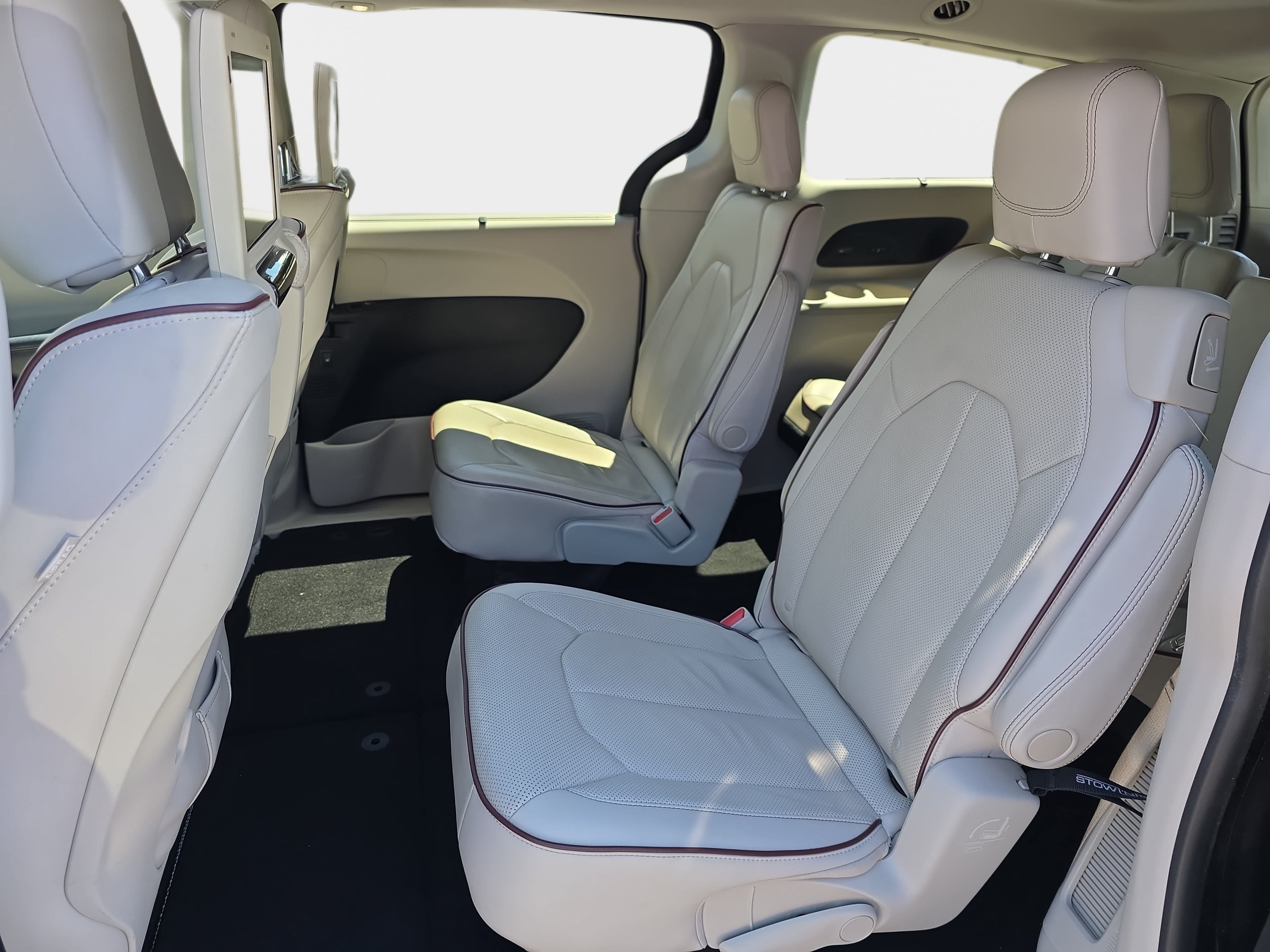 Used 2017 Chrysler Pacifica Limited FWD image 12