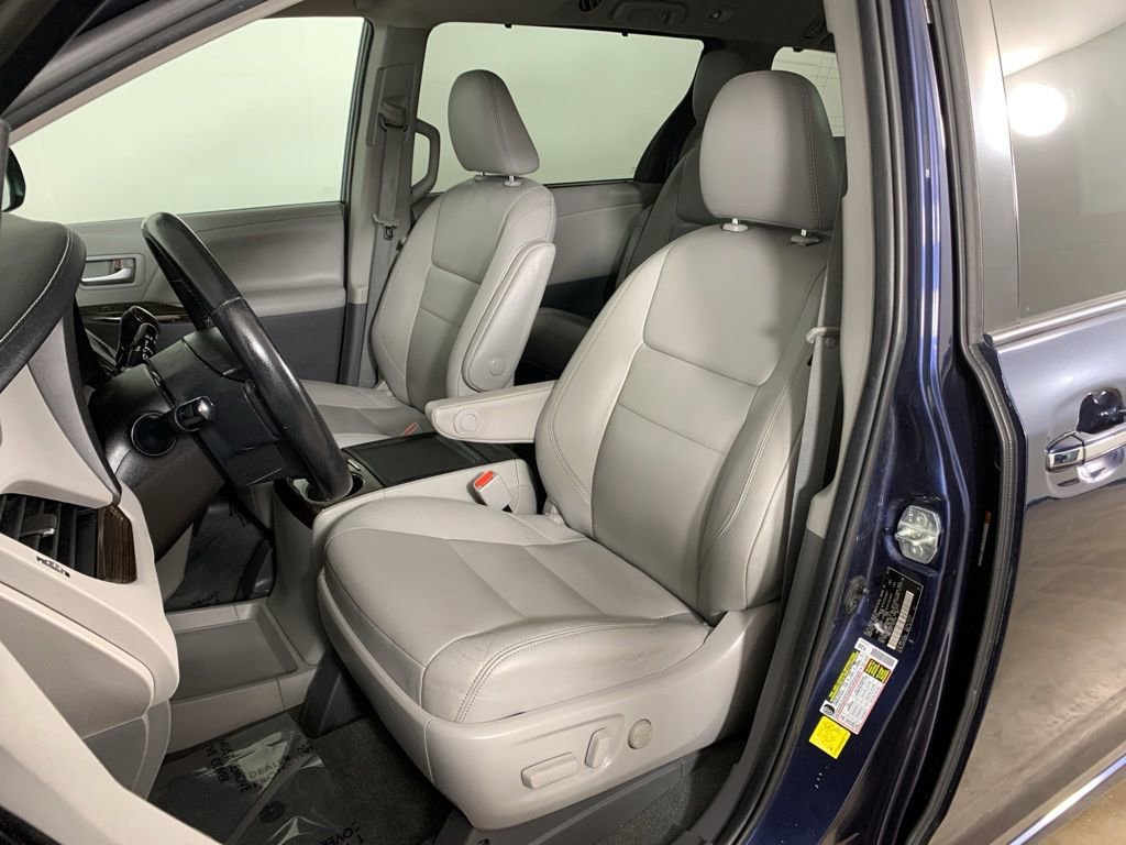 Used 2020 Toyota Sienna XLE FWD image 30