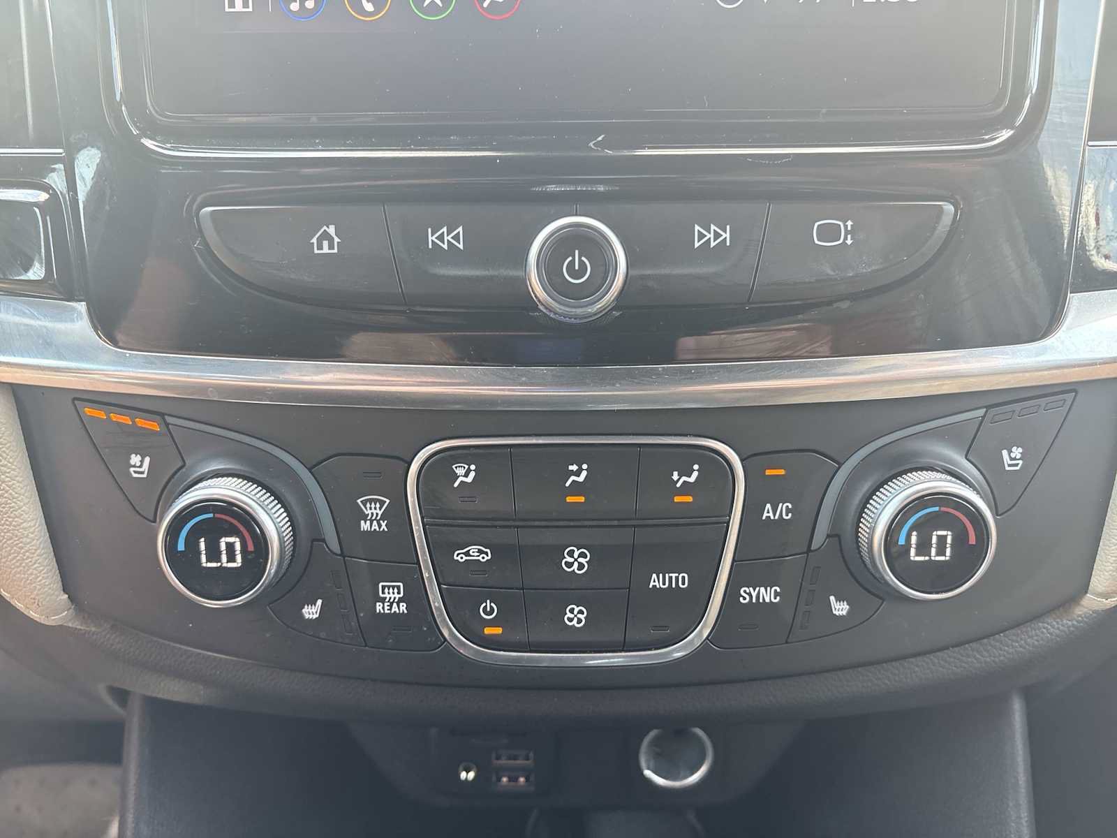 Used 2022 Chevrolet Traverse Premier AWD/4WD image 19