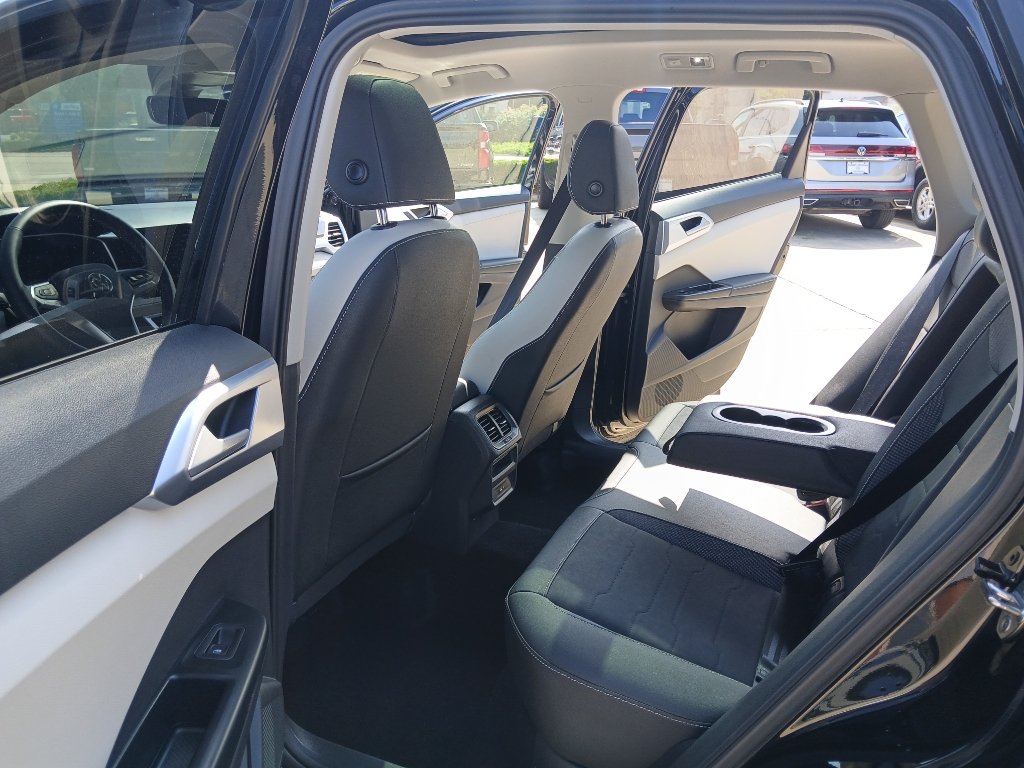 Certified 2025 Volkswagen Taos SE FWD image 20