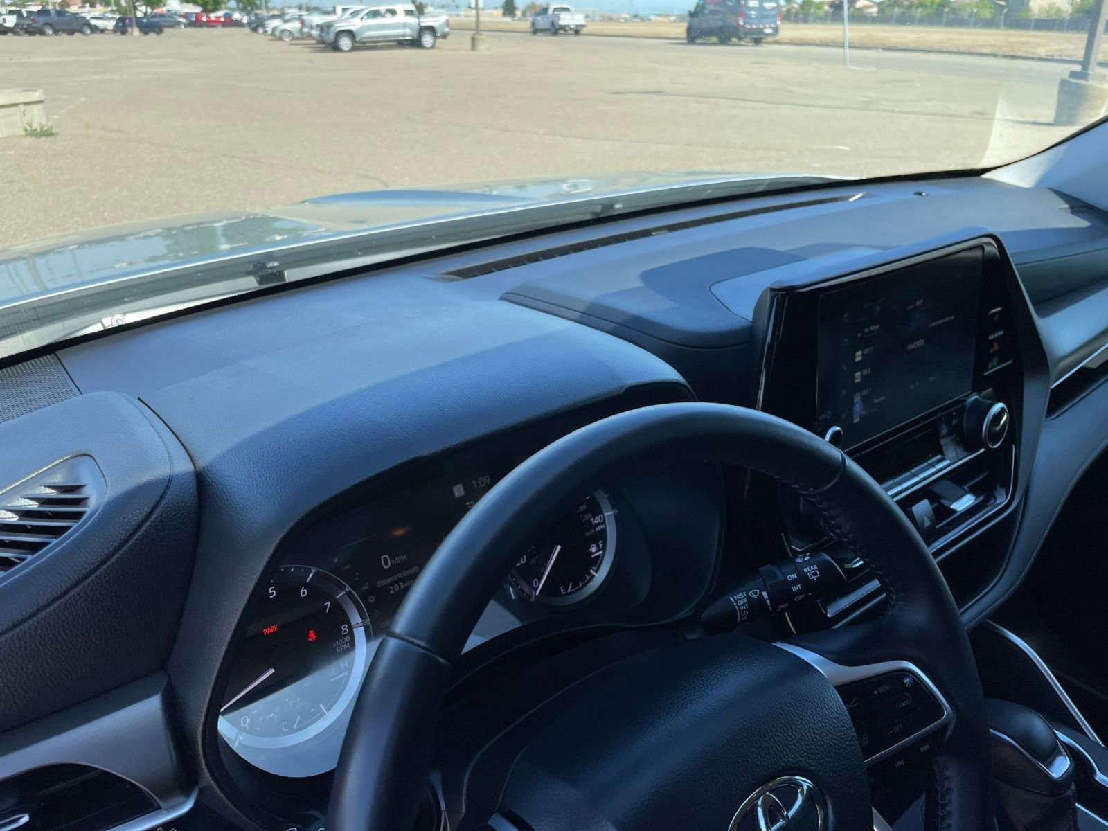 Used 2025 Toyota Highlander LE FWD image 36