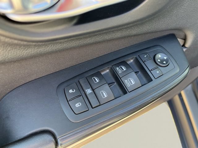 Used 2016 Jeep Cherokee Latitude w/ Cold Weather Group AWD/4WD image 28