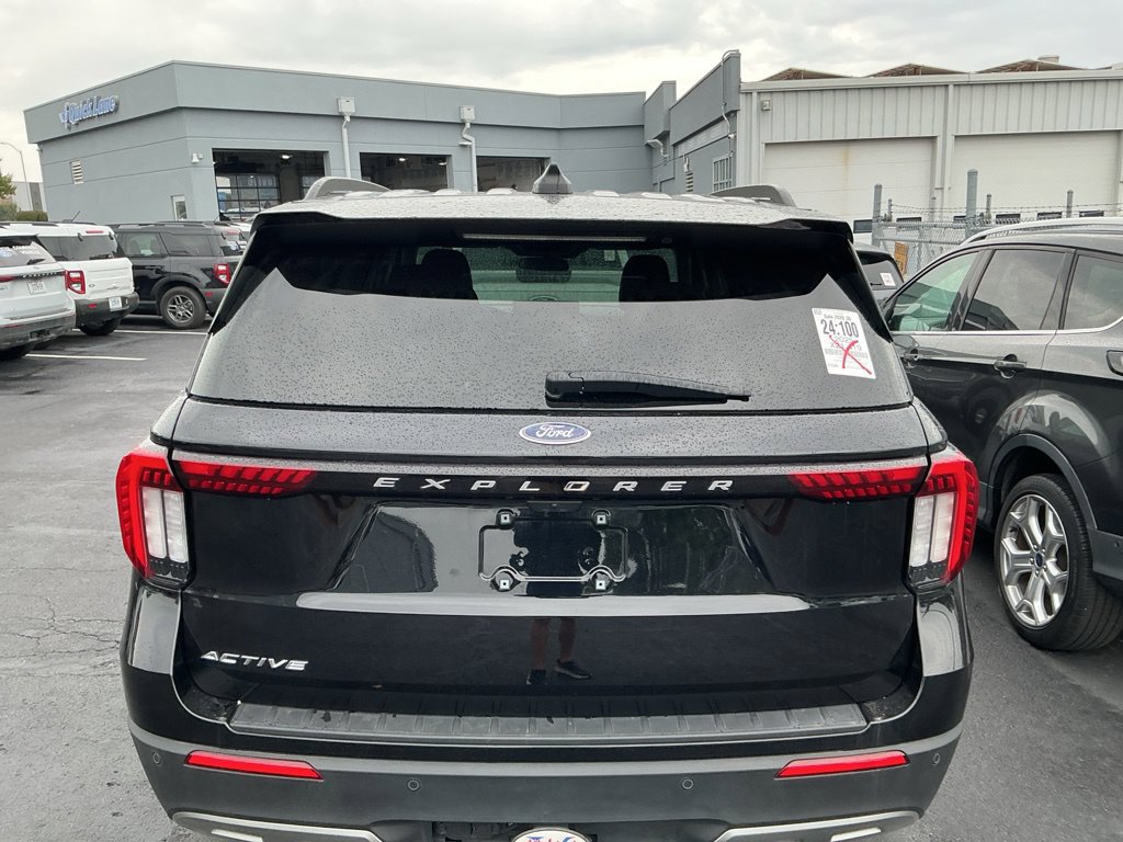 Used 2025 Ford Explorer Active w/ Active Comfort Package RWD image 8