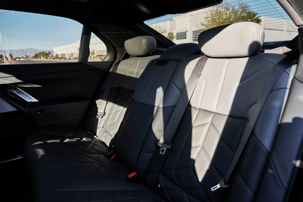 Used 2025 BMW 760i xDrive w/ Executive Package image 39