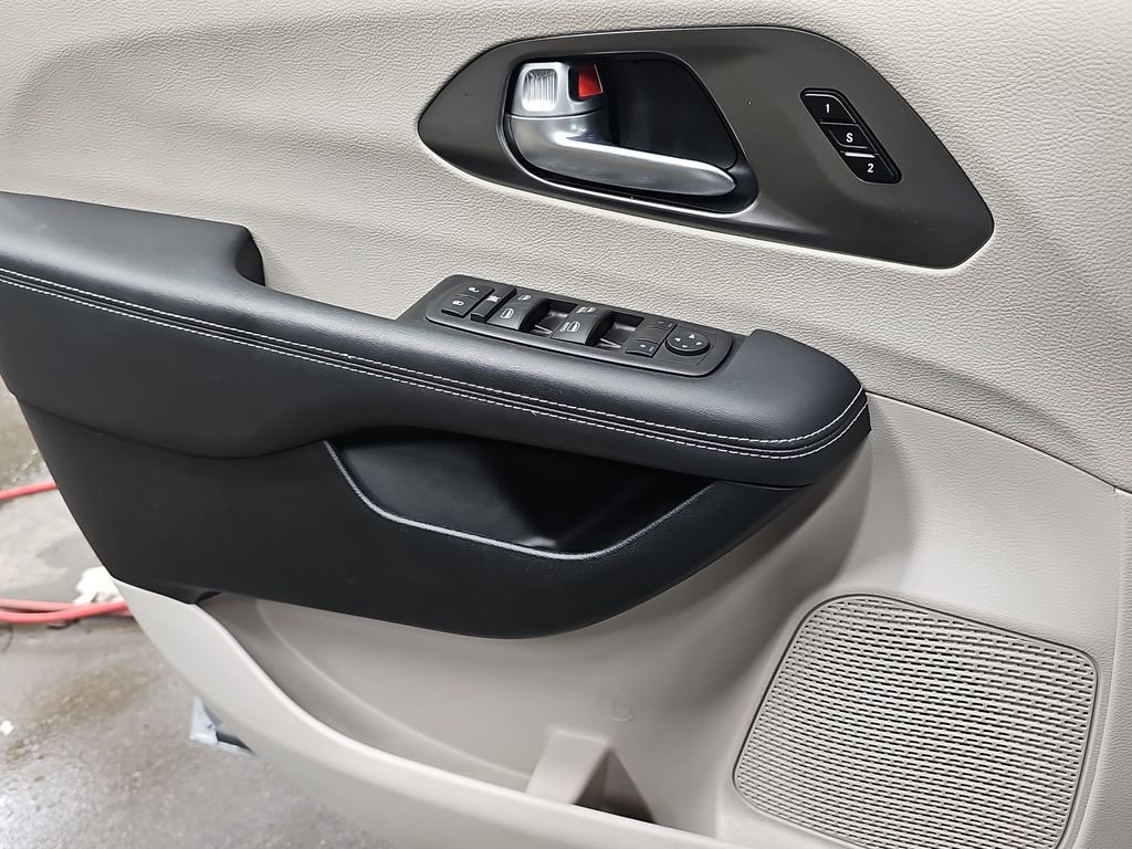 Used 2024 Chrysler Pacifica Touring-L image 25