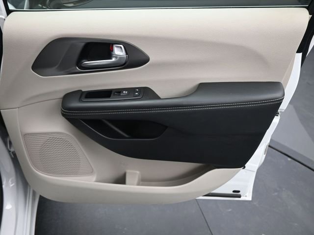 Used 2024 Chrysler Pacifica Touring-L image 24