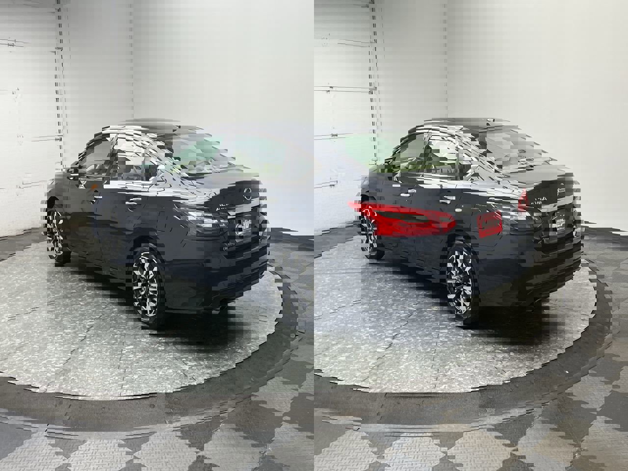 Used 2017 Nissan Altima 2.5 SV image 2